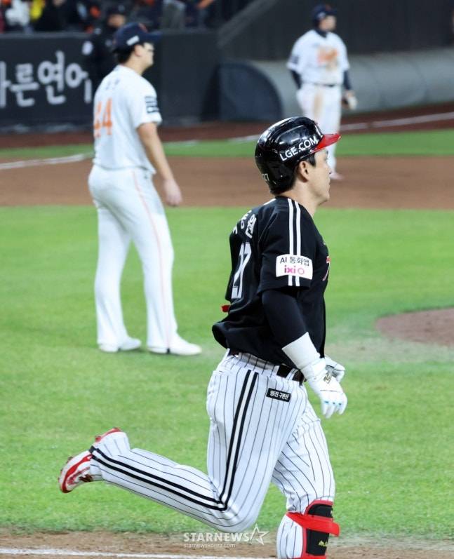 한화 김서현(왼쪽)이 30일 대전 한화생명 볼파크에서 열린 2025 KBO 포스트시즌 한국시리즈 4차전 9회초 박동원에게 중월 투런포를 내준 뒤 허탈해 하고 있다. /사진=강영조 선임기자