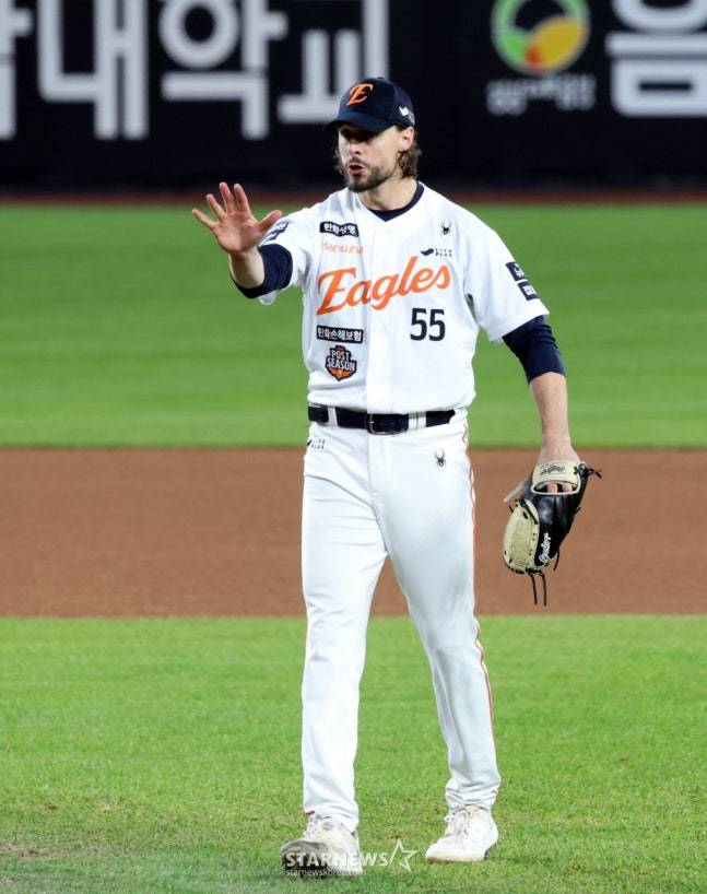 한화 와이스가 30일 대전 한화생명 볼파크에서 열린 2025 KBO 포스트시즌 한국시리즈 4차전 8회초 2아웃을 잡은 뒤 벤치의 교체 신호를 거부하고 있다. /사진=강영조 선임기자