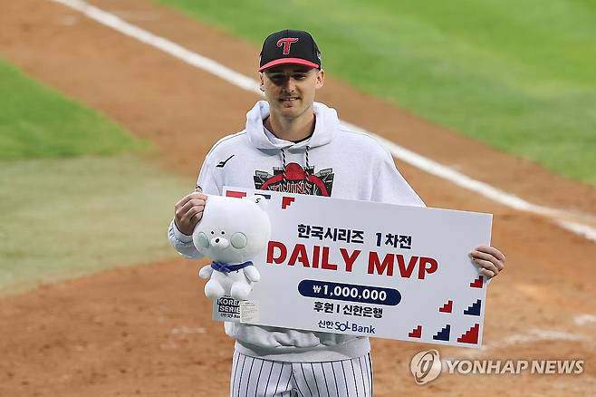 한국시리즈 1차전 MVP는 톨허스트 (서울=연합뉴스) 서대연 기자 = 26일 서울 잠실야구장에서 열린 2025 프로야구 KBO리그 포스트시즌 한국시리즈 1차전 한화 이글스와 LG 트윈스의 경기.
팀의 8-2 승리를 견인하며 데일리 MVP로 선정된 LG 선발투수 톨허스트가 기념사진을 찍고 있다. 톨허스트는 이날 6이닝 7피안타 2자책점 7삼진으로 호투를 펼쳤다. 2025.10.26 dwise@yna.co.kr