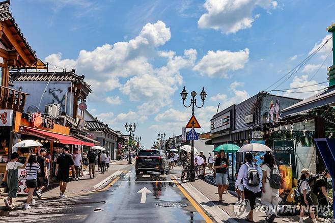 경주 황리단길 (경주=연합뉴스) 백승렬 기자 = 경주 황리단길. 2025.7.28 srbaek@yna.co.kr