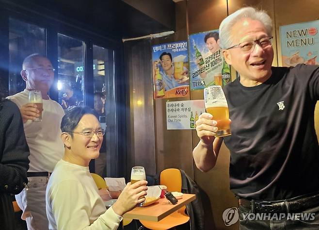 젠슨 황·이재용·정의선 '치맥회동' (서울=연합뉴스) 김민지 기자 = 젠슨 황 엔비디아 최고경영자가 지난 30일 서울 삼성동 한 치킨집에서 이재용 삼성전자 회장, 정의선 현대차그룹 회장과 치맥 회동을 하고 있다. 2025.10.31 jakmj@yna.co.kr
