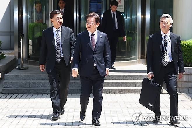 법원 나서는 이재명 후보 (서울=연합뉴스) 서대연 기자 = 더불어민주당 이재명 대선 후보가 29일 서울 서초구 서울중앙지방법원에서 열린 '대장동 배임ㆍ성남FC 뇌물' 1심 속행 공판이 끝난 뒤 법원을 나서고 있다. 2025.4.29 dwise@yna.co.kr