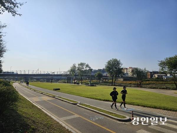 오산천에서 시민들이 러닝을 즐기고 있다. 오산/공지영기자 jyg@kyeongin.com