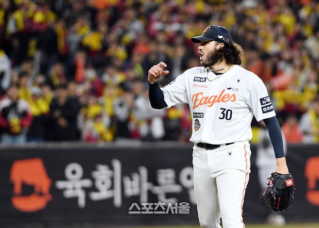 한화 폰세가 29일 대전 한화생명볼파크에서 열린 2025 KBO리그 LG와의 한국시리즈 3차전 2회초 2사 1루 상황에서 LG 박동원을 삼진 아웃으로 잡아낸 뒤 기뻐하고 있다. 대전 | 박진업 기자 upandup@sportsseoul.com