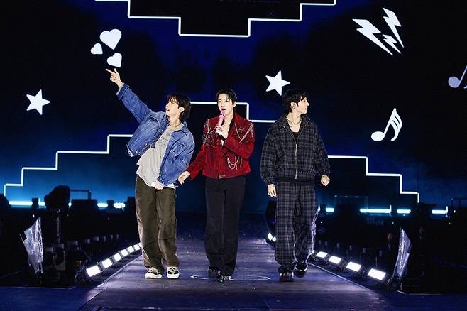 J-Hope, Jin e Jungkook (da esquerda para a direita) se apresentam em uma performance especial no show "#RUNSEOKJIN_EP.TOUR_ENCORE" do Jin do BTS. Foto | Big Hit Music