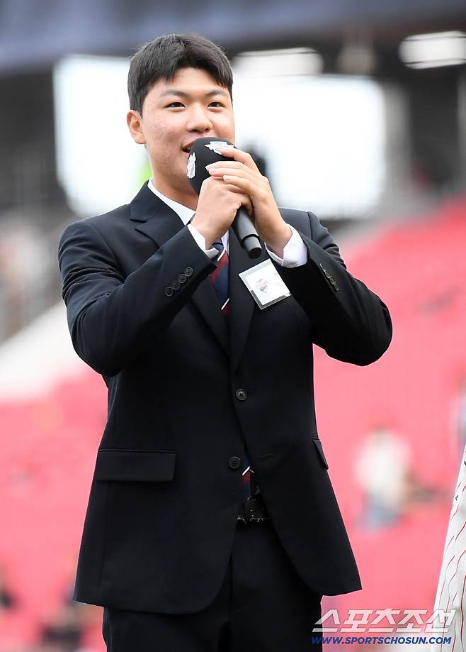 27일 광주 기아챔피언스필드에서 열린 KIA 타이거즈와 NC 다이노스의 경기. 2026 KBO 신인 드래프트에서 지명받은 한준희가 팬들에게 인사를 하고 있다. 광주=박재만 기자 pjm@sportschosun.com/2025.09.27/