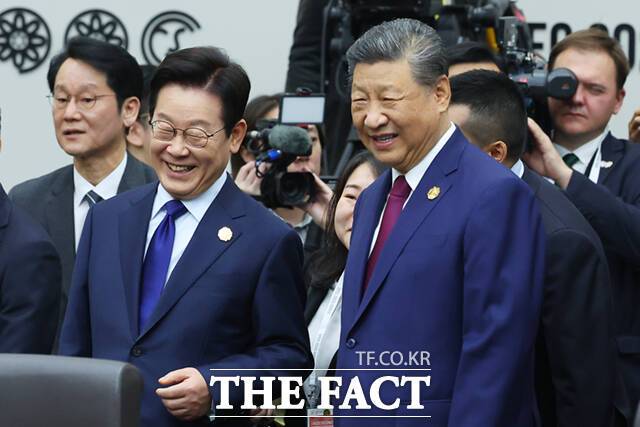 지난달 31일 경주화백컨벤션센터(HICO)에서 열린 2025 아시아태평양경제협력체(APEC) 정상회의 제1세션에 참석한 이재명 대통령(왼쪽)과 시진핑 중국 국가주석. /APEC 2025 KOREA & 연합뉴스