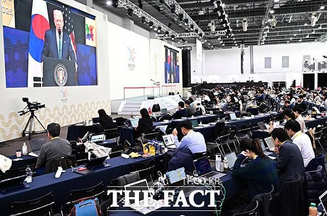 2025 경주 아시아태평양경제협력체(APEC) 정상회의를 취재하기 위해 모인 각국의 취재진들이 지난달 29일 경북 경주 보문단지 내 국제미디어센터(IMC)에서 업무를 보고 있다. /배정한 기자