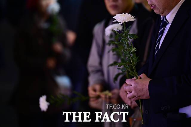 이태원 참사 3주기인 지난 10월29일 오후 서울 용산구 이태원동 '10·29 기억과 안전의 길'을 찾은 추모객이 국화를 들고 기도하는 모습. /남윤호 기자