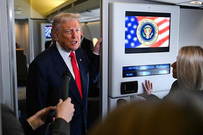 31일 미 메릴랜드주 앤드루스 합동 기지 에어포스원에서 도널드 트럼프 미국 대통령이 기자들과 대화하고 있다. /AFP 연합뉴스