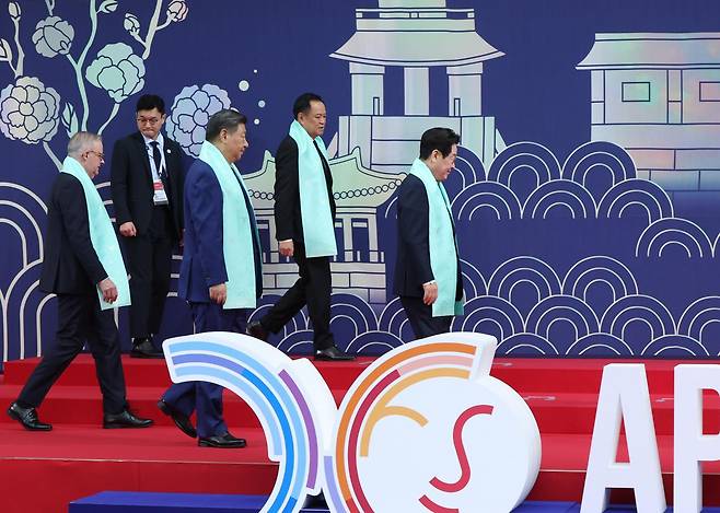 이재명 대통령이 1일 경북 경주화백컨벤션센터에서 APEC 정상회의에 참석한 각국 정상들과 단체 기념촬영을 위해 입장하고 있다. 2025.11.01