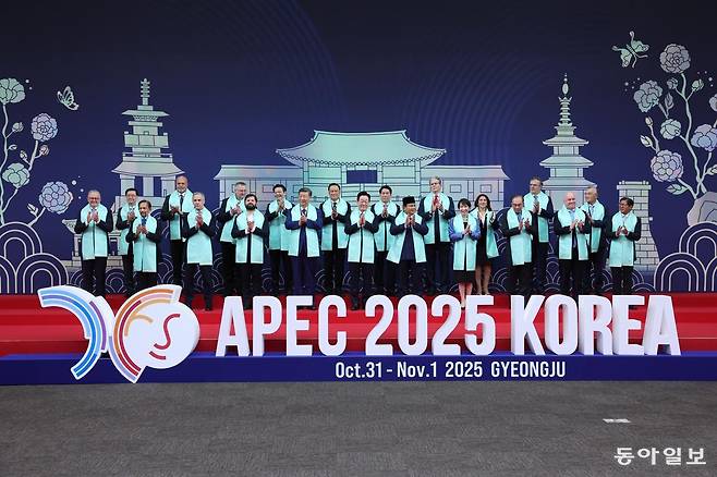 이재명 대통령이 1일 경북 경주화백컨벤션센터에서 APEC 정상회의에 참석한 각국 정상들과 전통한복 목도리를 하고 단체 기념촬영을 하고 있다. 목도리에는 APEC 정상회의 엠블럼과 한글 자음 모음이 금박으로 새겨져 있다. 앞줄 오른쪽부터 페르디난드 마르코스 필리핀 대통령, 크리스토퍼 럭슨 뉴질랜드 총리, 안와르 이브라힘 말레이시아 총리, 다카이치 사나에 일본 총리, 프라보 수비안토 인도네시아 대통령, 이재명 대통령, 시진핑 중국 국가주석, 가브리엘 보리치 칠레 대통령, 마크 카니 캐나다 총리, 하사날 볼키아 브루나이 국왕, 앤서니 앨버니지 호주 총리, 뒷줄 오른쪽부터 린신이 대만 타이와니아 캐피털 회장, 마르셀로 루이스 에브라르드 카사우본 멕시코 경제부 장관, 테레사 메라 고메스 페루 통상관광부 장관, 스콧 베센트 미국 재무부 장관, 르엉 끄엉 베트남 국가주석, 아누틴 찬위라꾼 태국 총리, 로런스 웡 싱가포르 총리, 알렉세이 오베르축 러시아 부총리, 존 로쏘 파푸아뉴기니 부총리, 존리 홍콩 행정장관. 경주=송은석 기자 silverstone@donga.com