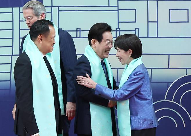 이재명 대통령이 1일 경주화백컨벤션센터(HICO)에서 열린 2025 아시아태평양경제협력체(APEC) 정상회의 기념촬영에서 다카이치 사나에 일본 총리와 인사하고 있다. 2025.11.1. 대통령실사진기자단