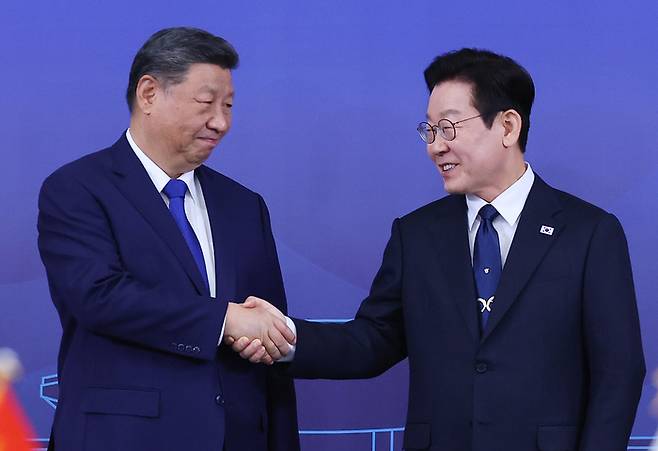 악수하는 한중정상, (경주=연합뉴스) 김도훈 기자 = 이재명 대통령과 시진핑 중국 국가주석이 1일 경북 국립경주박물관에서 한중 정상회담에 앞서 악수하고 있다. 2025.11.1 superdoo82@yna.co.kr (끝)