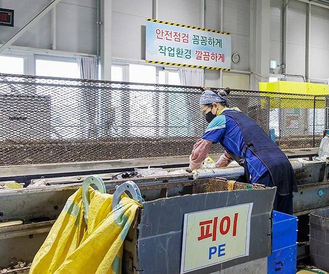 재활용 선별장 모습. 연합뉴스