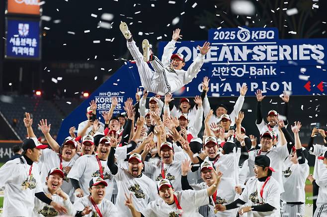 <yonhap photo-5790="">(대전=연합뉴스) 서대연 기자 = 31일 대전한화생명볼파크에서 열린 2025 프로야구 KBO리그 포스트시즌 한국시리즈 시상식에서 통합 우승을 차지한 LG 트윈스 선수들이 염경엽 감독을 헹가래 치며 기뻐하고 있다. 2025.10.31 dwise@yna.co.kr/2025-10-31 22:25:10/ <저작권자 ⓒ 1980-2025 ㈜연합뉴스. 무단 전재 재배포 금지, AI 학습 및 활용 금지></yonhap>