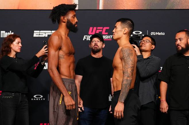 고석현(오른쪽)과 필 로 페이스오프. 사진=UFC