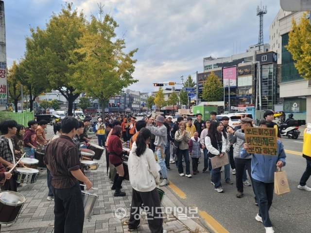 ▲ 화천 퍼커션 앙상블 빠즈 또깐두가 1일 2025 함께 자전거 행사에서 공연을 하고 있다. 이설화 기자