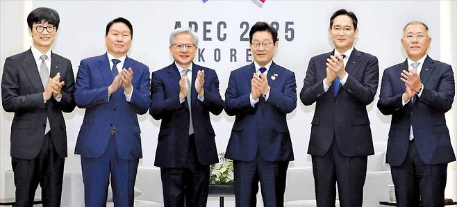 < 젠슨 황 만난 李 “AI 강국 되도록 역할 해달라” > 이재명 대통령이 31일 경북 경주화백컨벤션센터에서 젠슨 황 엔비디아 최고경영자(CEO)와 국내 기업 총수들을 만나 기념 촬영하고 있다. 왼쪽부터 이해진 네이버 이사회 의장, 최태원 SK그룹 회장, 황 CEO, 이 대통령, 이재용 삼성전자 회장, 정의선 현대차그룹 회장. /경주=김범준 기자