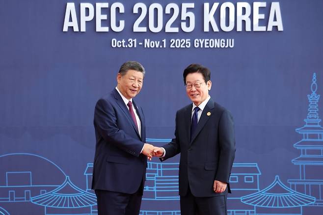 이재명 대통령이 10월 31일 경주화백컨벤션센터(HICO)에서 열린 2025 아시아태평양경제협력체(APEC) 정상회의에 참석한 시진핑 중국 국가주석을 맞이하고 있다. 사진=연합뉴스