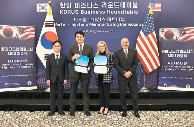 지난 8월25일(현지시각) 워싱턴 윌러드 호텔에서 김정관 산업통상자원부장관(왼쪽부터), 조원태 한진그룹 회장, 스테파니 포프 보잉 최고 경영자, 하워드 러트닉 미국 상무부 장관이 기념 촬영을 하는 모습. /사진=대한항공