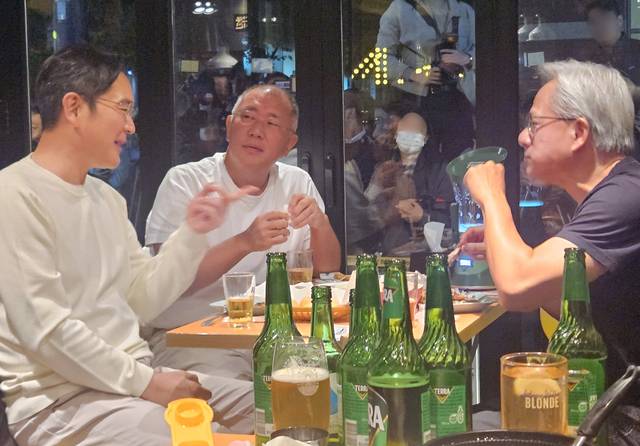 젠슨 황 엔비디아 최고경영자가 30일 서울 삼성동 한 치킨집에서 진행된 이재용 삼성전자 회장, 정의선 현대차그룹 회장과 치맥 회동을 하고 있다. 연합뉴스