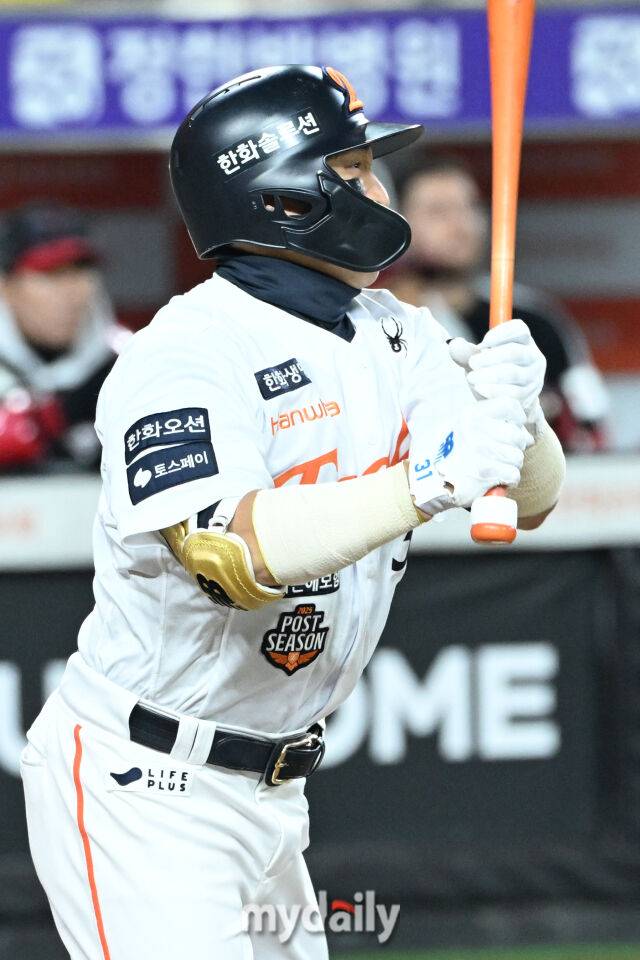 30일 대전 한화생명 볼파크 야구장에서 열린 '2025 신한 SOL 뱅크 KBO 한국시리즈 4차전' LG 트윈스와 한화 이글스 경기. 한화 손아섭이 1회말 선두타자로 나와 안타를 치고 있다./대전 = 한혁승 기자