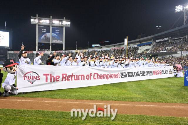 1일 서울 잠실야구장에서 열린 프로야구 LG 트윈스의 2025 한국시리즈 우승 세리머니 팬 감사 행사 '더 리턴 오브 챔피언스'(The Return of Champions)'.LG 선수들이 포즈를 취하고 있다./잠실=한혁승 기자