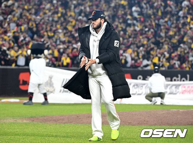 선수단 제일 마지막으로 경기장 빠져 나가는 폰세