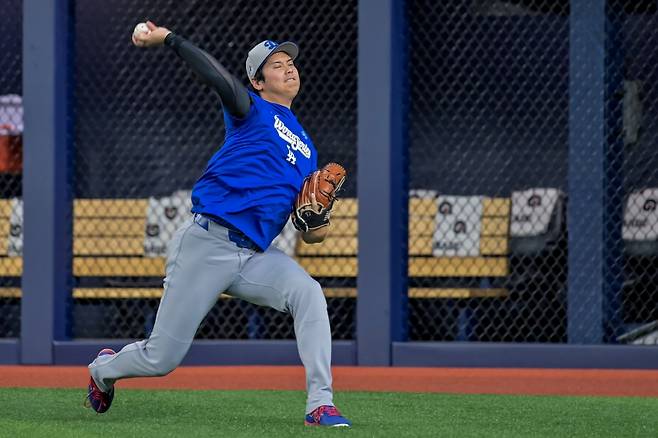 LA 다저스가 1일(이하 한국시간) 캐나다 온타리오주 토론토의 로저스센터에서 2025 미국 메이저리그(MLB) 포스트시즌 토론토 블루제이스와의 월드시리즈(WS) 6차전을 소화한다. 오타니 쇼헤이는 1번 지명타자로 선발 출전하며, 타격에만 집중할 예정이다. EPA 연합뉴스