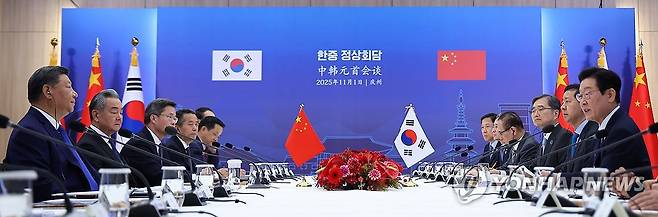 경주에서 열린 한중 정상회담 (경주=연합뉴스) 김도훈 기자 = 이재명 대통령과 시진핑 중국 국가주석이 1일 경북 국립경주박물관에서 한중 정상회담을 하고 있다. 2025.11.1 superdoo82@yna.co.kr