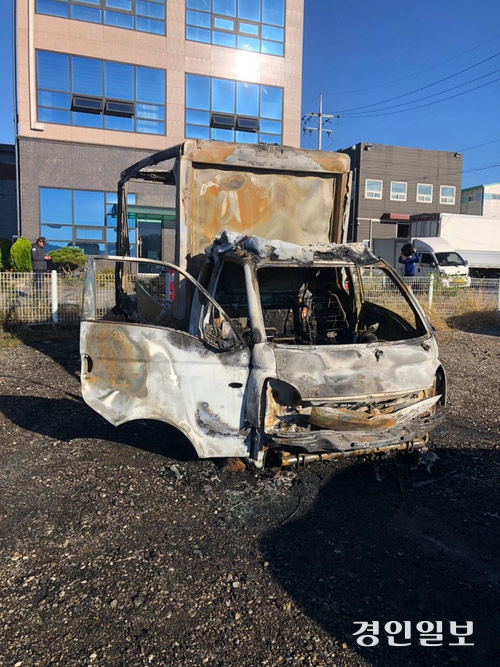 지난해 10월4일 오전 4시55분께 화성시 팔탄면의 한 택배대리점에 주차돼 있던 택배 차량에 불이 나 차량이 전소됐다. /독자 제공