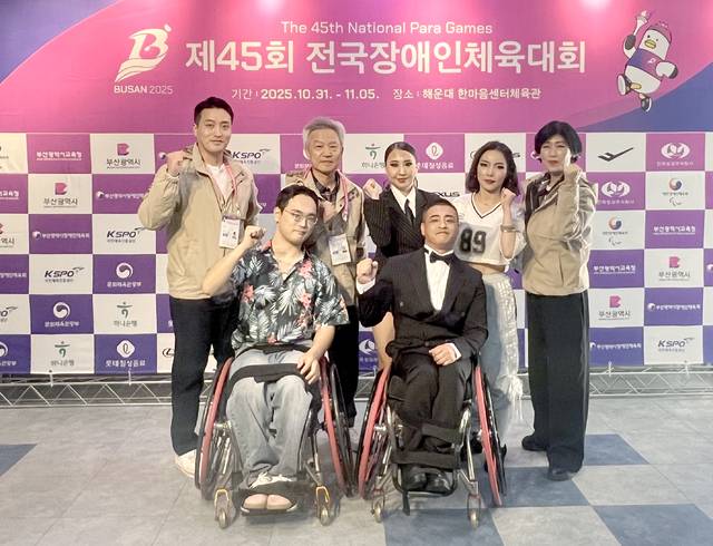 제45회 전국장애인체육대회에 참가중인 댄스스포츠 선수들이 은메달을 획득하고 기념촬영을 하고 있다. 전북자치도장애인체육회 제공