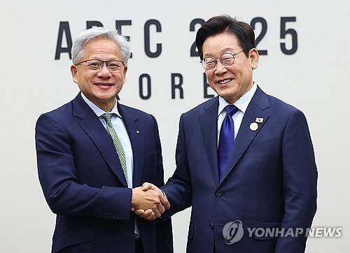 이재명 대통령과 악수하는 젠슨 황 엔비디아 CEO. 연합뉴스