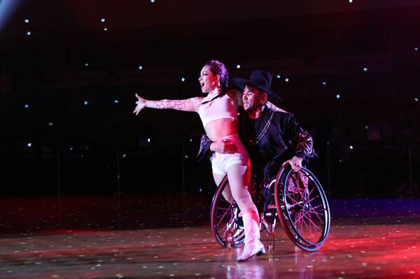 제주의 강성범-강민혜 선수가 부산에서 열린 제45회 전국장애인체전에서 장애인댄스스포츠 경기를 펼치고 있다. (사진=제주도 장애인댄스스포츠연맹)