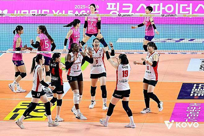 페퍼저축은행 AI페퍼스가 2일 인천삼산월드체육관에서 열린 2025-2026 V-리그 여자부 1라운드 흥국생명 핑크스파이더스전에서 세트 스코어 3-0(25-19 25-17 25-20) 완승을 거뒀다. KOVO 제공