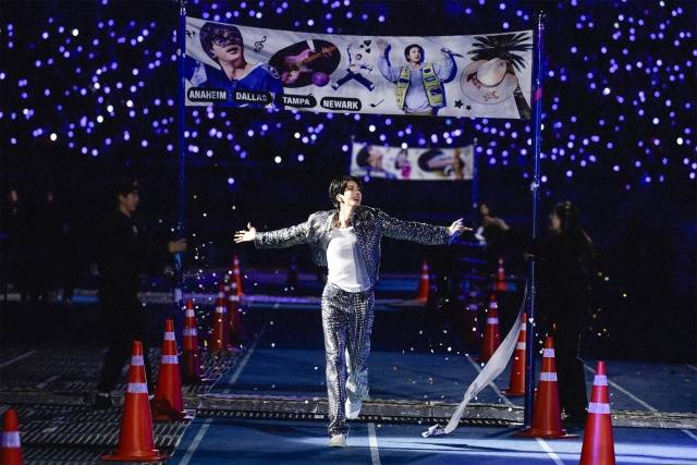 방탄소년단 진은 10월 31일~11월 1일 인천 미추홀구 인천문학경기장 주경기장에서 '#RUNSEOKJIN_EP TOUR_ENCORE'를 개최하며 팬콘서트 투어의 대미를 장식했다. /빅히트 뮤직