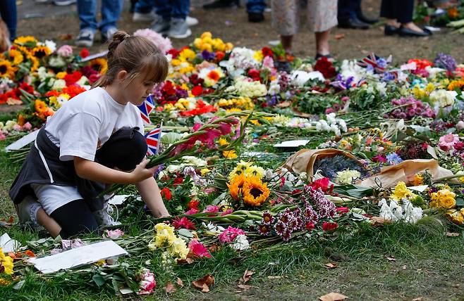 지난 2022년 영국 엘리자베스 2세 여왕 서거 당시 런던 그린파크에서 시민들이 꽃과 편지 등을 놓아 추모하는 모습. /뉴스1
