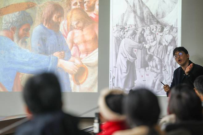 2025년 10월 24일 오전 경기도 성남 한국학중앙연구원에서 데이비드 영 킴 미국 펜실베이니아대 미술사학과 교수가 강의를 하고 있다. /장련성 기자