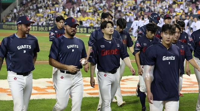 시즌 중반까지 3강을 형성했던 롯데 자이언츠는 12연패를 기점으로 또다시 가을야구에 초대받지 못했다. 연합뉴스