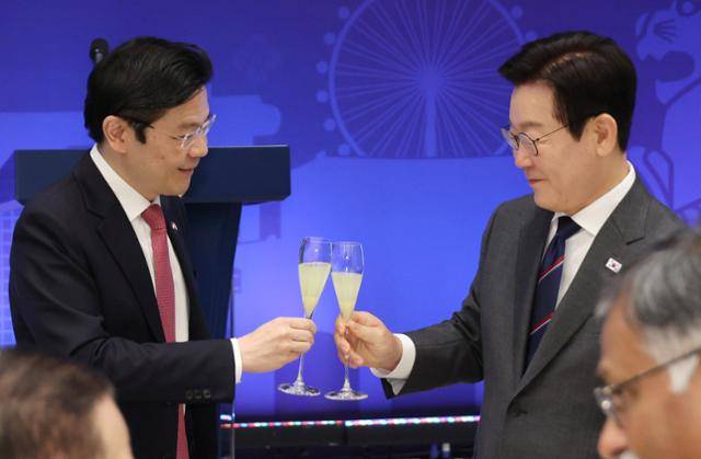 이재명 대통령과 로렌스 웡 싱가포르 총리가 2일 서울 용산 대통령실에서 열린 한-싱가포르 공식오찬에서 건배하고 있다. 왕태석 선임기자