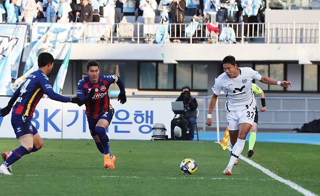 <yonhap photo-6954=""> 드리블하는 정치인 (수원=연합뉴스) 홍기원 기자 = 2일 경기도 수원종합운동장에서 열린 '하나은행 K리그 1' 수원FC와 대구FC의 경기. 대구FC 정치인이 드리블을 하고 있다. 2025.11.2 xanadu@yna.co.kr/2025-11-02 16:45:27/ <저작권자 ⓒ 1980-2025 ㈜연합뉴스. 무단 전재 재배포 금지, AI 학습 및 활용 금지></yonhap>