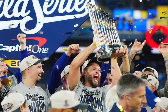 <yonhap photo-6444=""> Los Angeles Dodgers pitcher Clayton Kershaw lifts the trophy after the Dodgers defeated the Toronto Blue Jays in Game 7 of baseball's World Series, Sunday, Nov. 2, 2025, in Toronto. (Frank Gunn/The Canadian Press via AP) MANDATORY CREDIT/2025-11-02 14:05:10/ <저작권자 ⓒ 1980-2025 ㈜연합뉴스. 무단 전재 재배포 금지, AI 학습 및 활용 금지></yonhap>