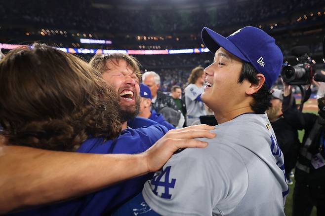 <yonhap photo-6128=""> TORONTO, ONTARIO - NOVEMBER 02: Clayton Kershaw #22 of the Los Angeles Dodgers (C) and Shohei Ohtani #17 celebrate after defeating the Toronto Blue Jays 5-4 in game seven of the 2025 World Series at Rogers Center on November 02, 2025 in Toronto, Ontario. Gregory Shamus/Getty Images/AFP (Photo by Gregory Shamus / GETTY IMAGES NORTH AMERICA / Getty Images via AFP)/2025-11-02 13:35:22/ <저작권자 ⓒ 1980-2025 ㈜연합뉴스. 무단 전재 재배포 금지, AI 학습 및 활용 금지></yonhap>