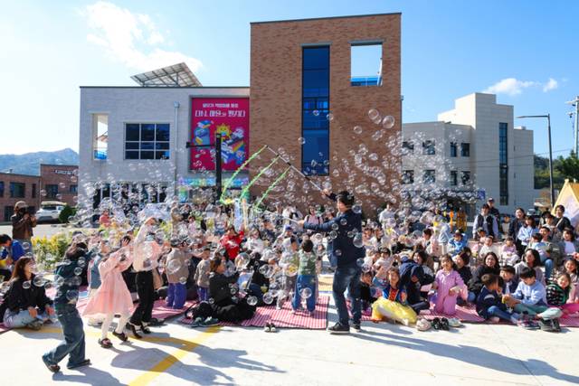 ▲ 동해시 ‘수.상.한. 문화축제’가 1일 동호 책방마을과 발한지구 현장지원센터 공영주차장 일원에서 성황리에 열렸다.