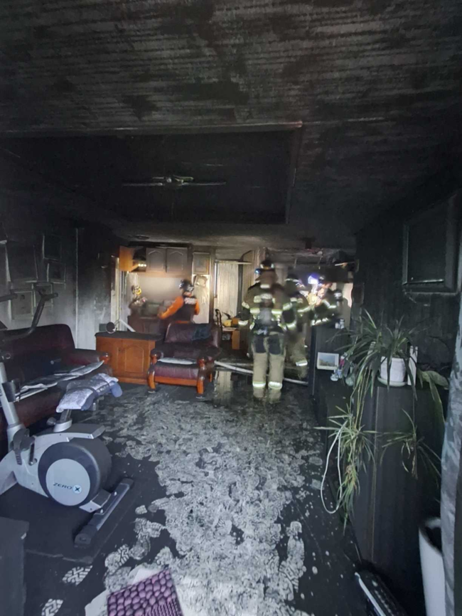 ▲ 2일 오후 4시 6분쯤 속초시 교동의 한 15층 아파트 2층에서 불이 나 소방당국이 30여분 만에 불을 껐다. 강원소방본부 제공