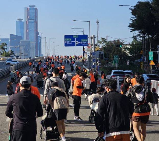 1일 오전 서울 마포대로에서 ‘2025 서울 유아차 런’ 참가자들이 여의도 방면으로 이동하고 있다. 권용훈 기자
