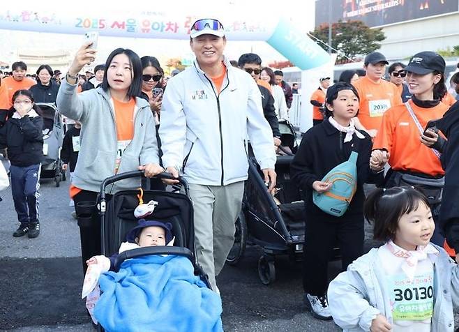 오세훈 서울시장이 지난 1일 오전 광화문광장에서 열린 '2025 서울 유아차 런' 참가 가족들과 기념사진을 찍고 있다. 서울시 제공