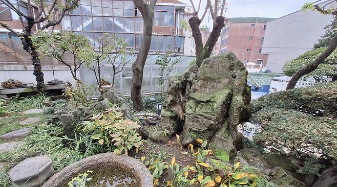 박노수미술관 정원의 수석. / 사진. ⓒ 한이수