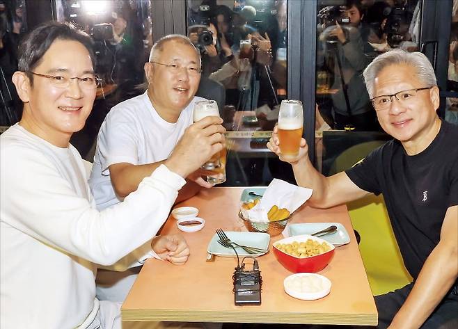 젠슨 황 엔비디아 최고경영자(CEO·오른쪽부터)와 정의선 현대자동차그룹 회장, 이재용 삼성전자 회장이 30일 서울 삼성동 깐부치킨 매장에서 맥주잔을 들고 건배하고 있다. /문경덕 기자